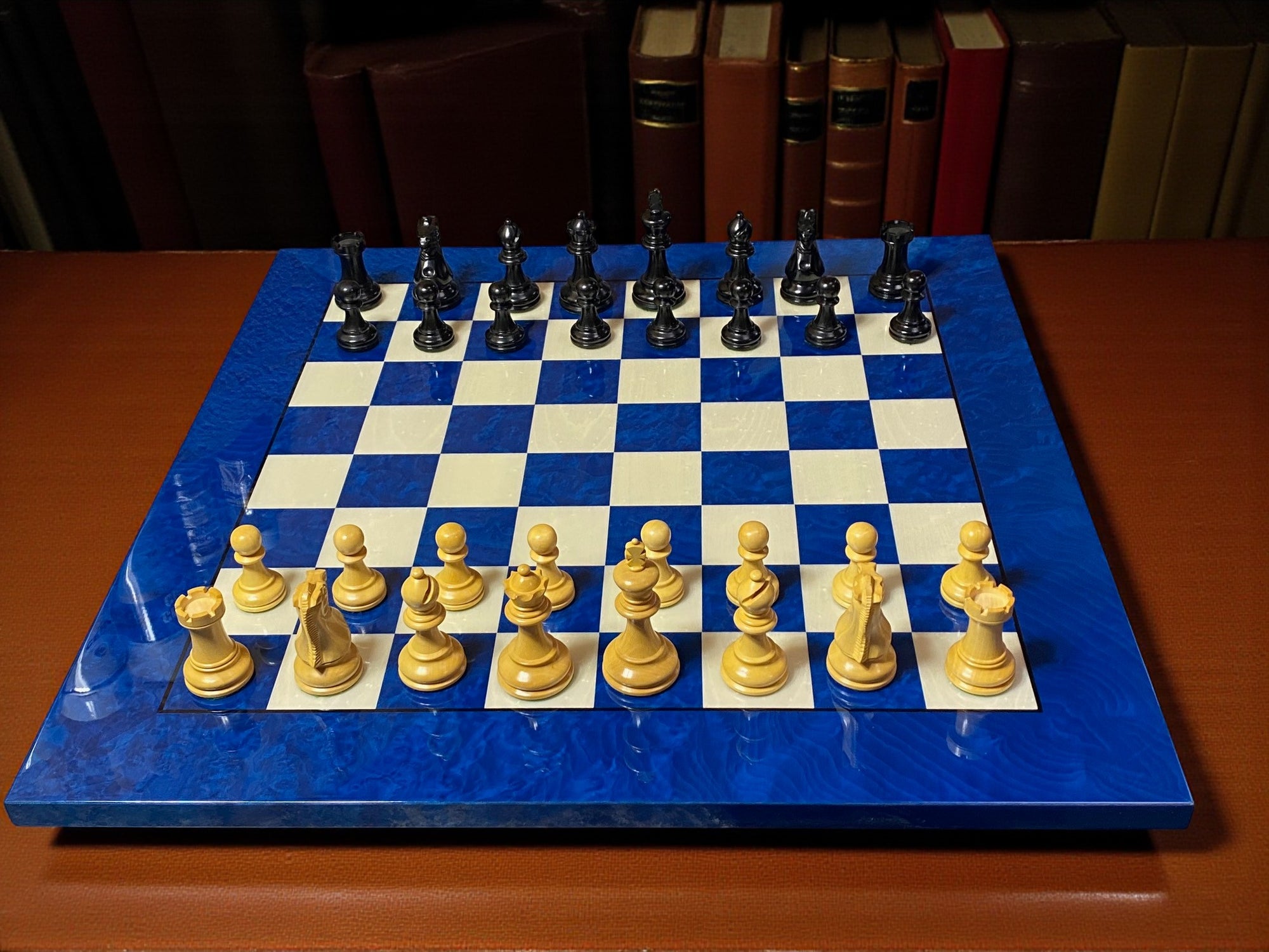 Elite Chessmen with Italian Blue Erable Maple High-Gloss Chessboard