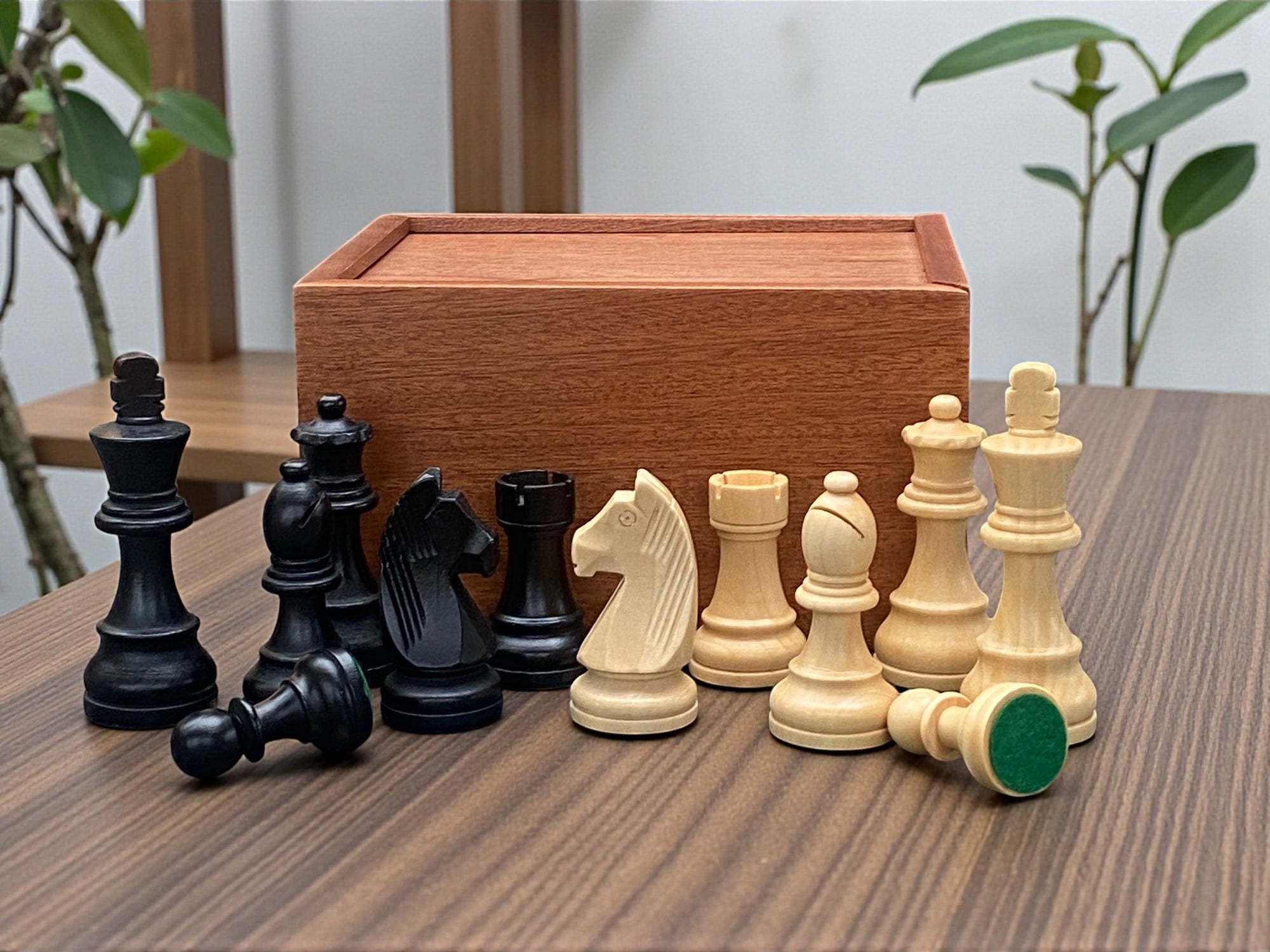 3.75" Club Classic Black and Natural Chessmen and Solid Mahogany Slide Lid Box