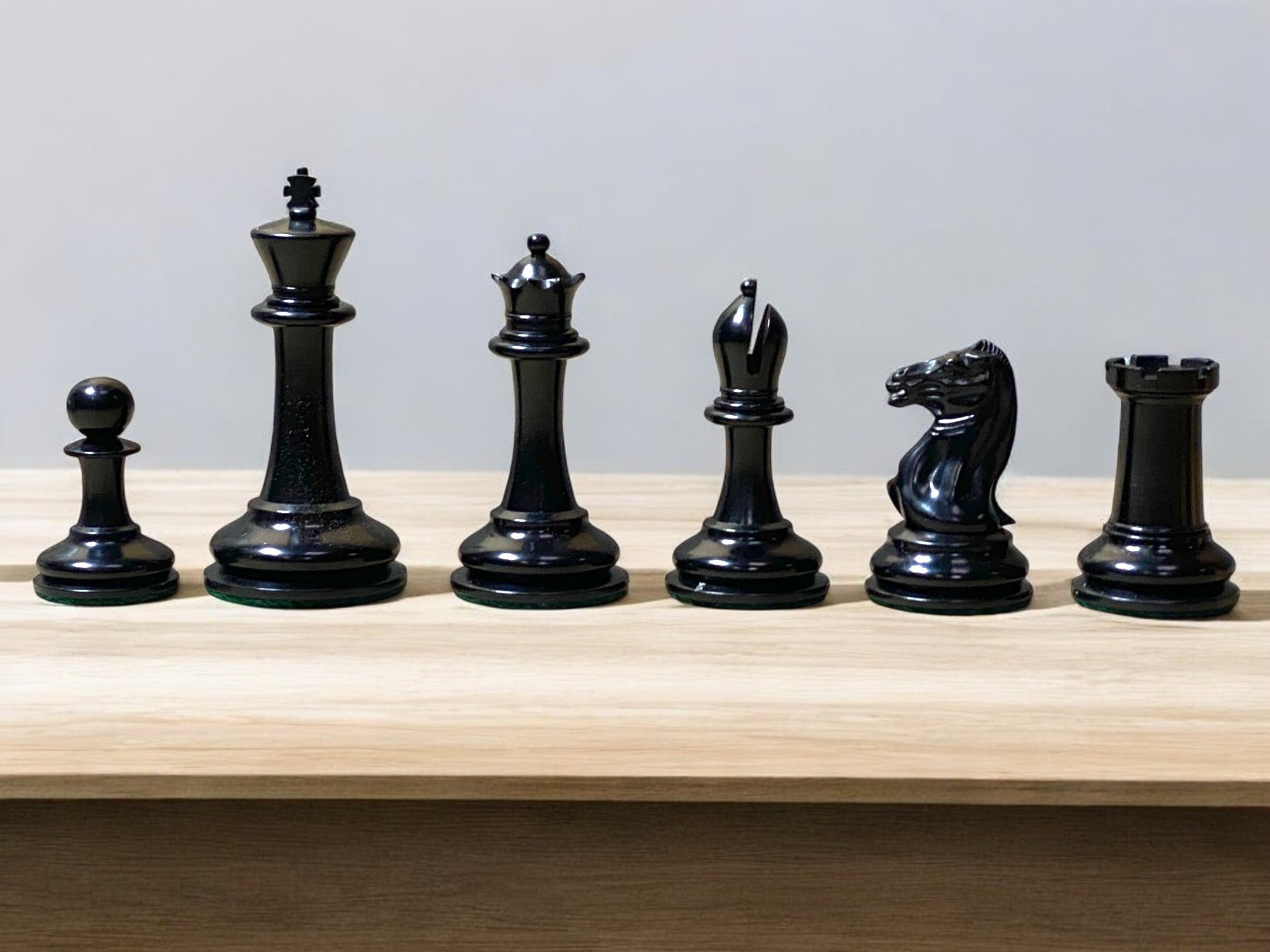 Harrwitz Chessmen Italian Claret Chessboard and Mahogany Box