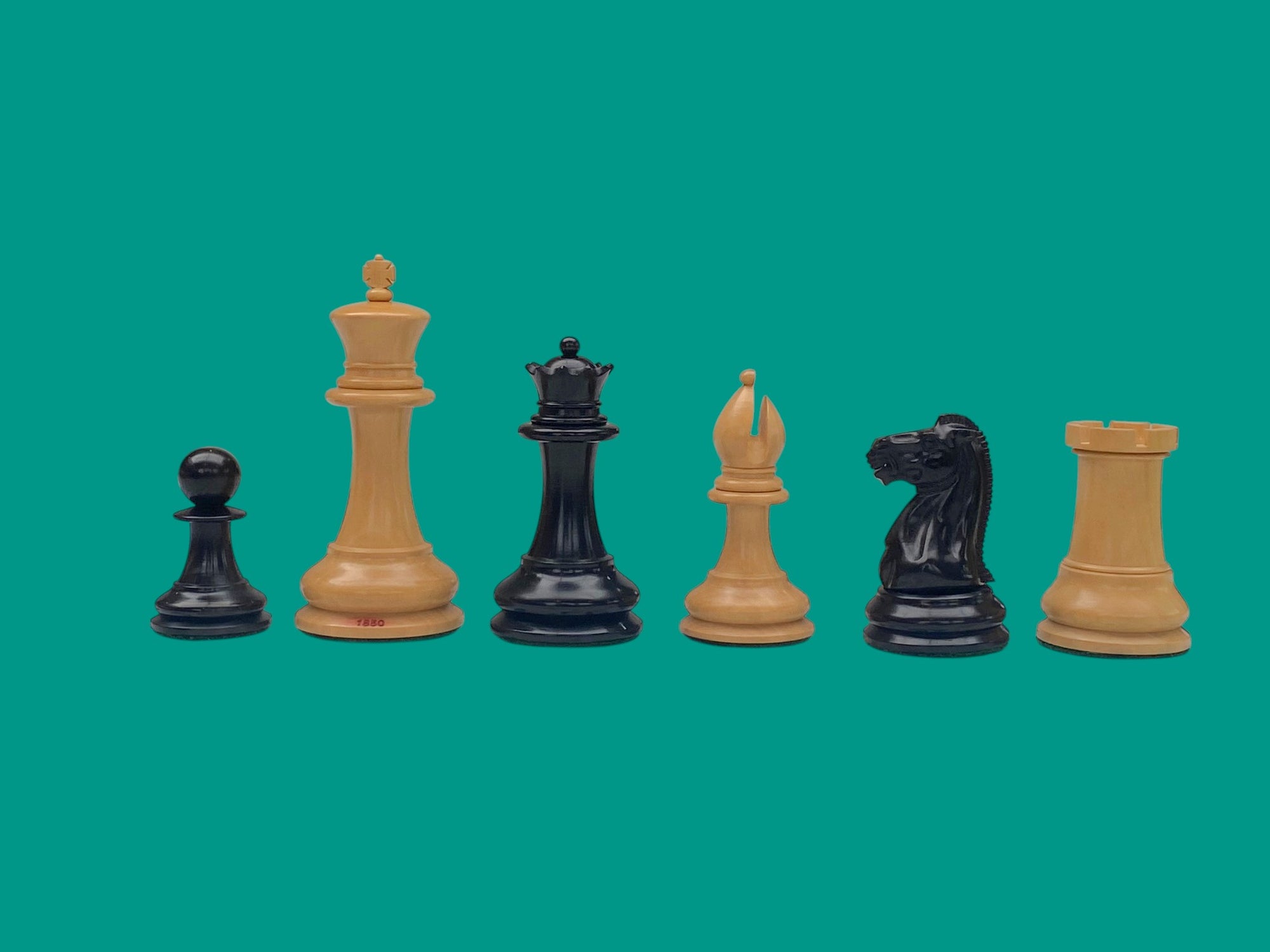 4.4" 1850 Boxwood and Ebony Chessmen – Deluxe Mahogany Box