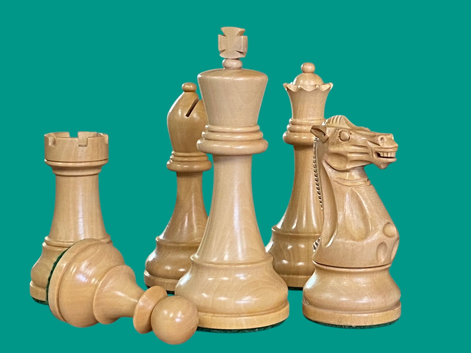 Acacia Winchester Chess Pieces, Mahogany Chessboard & Box