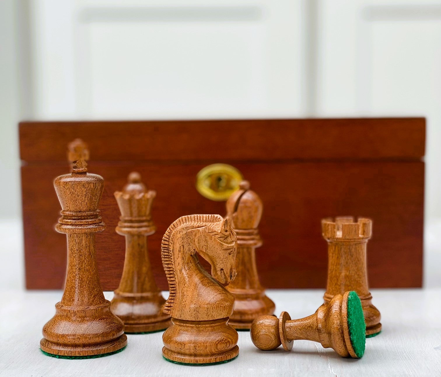 Leningrad Acacia Chess Pieces & Mahogany Box - Official Staunton™ 